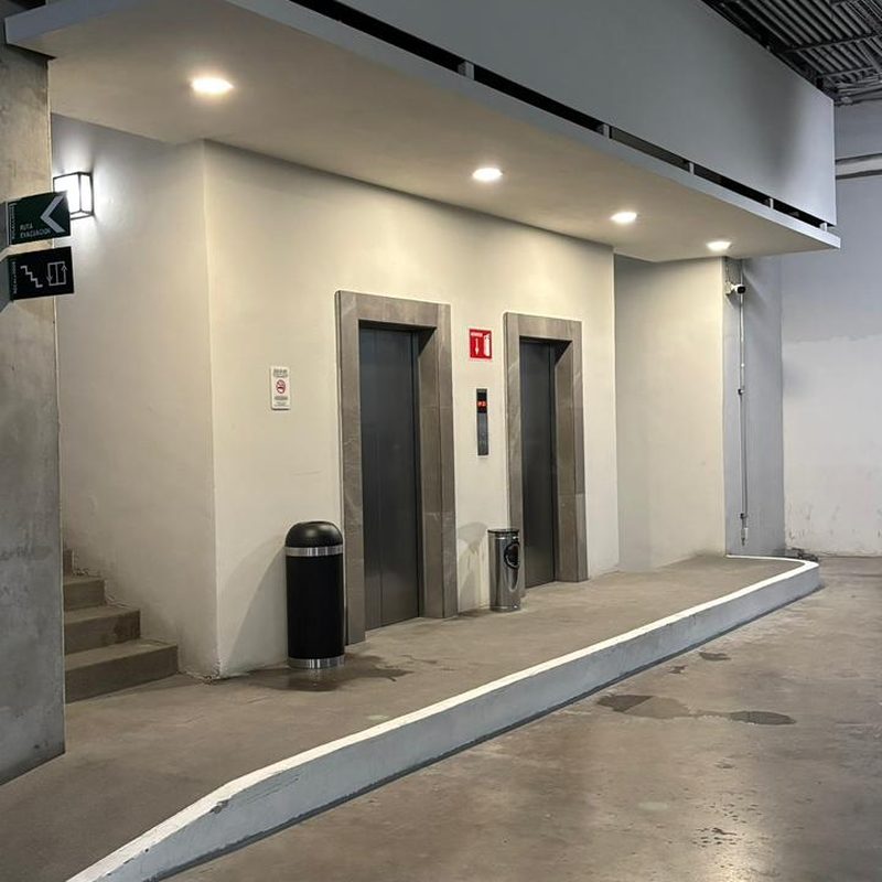 Segundo elevador al fondo en Plaza Rocallosos — el correcto para llegar al consultorio